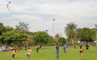 Todo o material utilizado na produção das pipas e carretéis das linhas, também foi fruto de material reciclado, aproveitando restos de papelão, canos de PVC utilizados em construção e talas de buriti, resultando em um lindo e colorido trabalho artístico