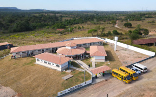 Números da Educação    Atualmente, a Prefeitura conta com 7.632 servidores. A Secretaria Municipal da Educação (SEMED) detém mais de metade, 3.917, sendo 768 professores efetivos. Hoje, os docentes concursados correspondem a 20% dos servidores da secretar