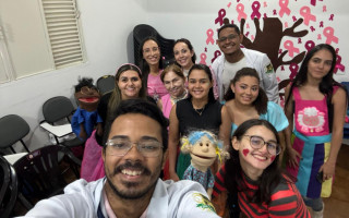 A iniciativa envolveu alunos e uma professora, que desenvolveram atividades lúdicas, brincadeiras e musicoterapia com as crianças em tratamento.