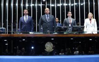 A homenagem foi proposta pelo senador Eduardo Gomes, que destacou a importância da universidade como pilar da educação pública no estado e como um dos principais vetores de transformação regional.