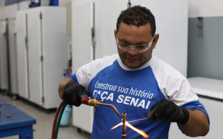  SENAI, que garante acesso gratuito à educação profissional para quem atende aos critérios do programa. 