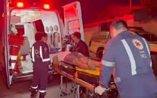  Durante o desentendimento, o irmão o atacou com mordidas no ombro e, em seguida, usou um pedaço de madeira para golpeá-lo na perna, provocando a fratura.