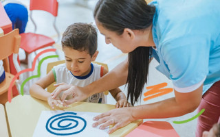 O aprender e o ensinar caminham em diálogo na perspectiva dos saberes, fazeres e conhecimentos. 