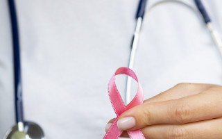  Os exames de rastreamento — especialmente a mamografia — têm papel decisivo nesse processo, possibilitando detectar alterações antes mesmo de sintomas clínicos.