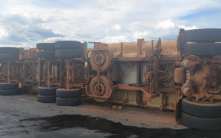 O acidente provocou o derramamento de óleo diesel na pista, exigindo um longo trabalho de limpeza 