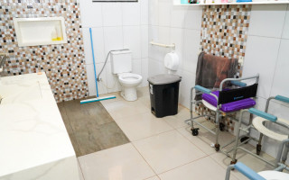 A investigação do MPTO apontou problemas críticos, que iam desde a ausência de alvarás e licenças de funcionamento, como o sanitário, até inadequações severas na estrutura física, higiene e qualificação da equipe.