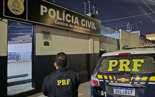 Durante fiscalização no km 143 da BR-153, a equipe PRF deu ordem de parada a um carro de passeio Chevrolet/Onix.