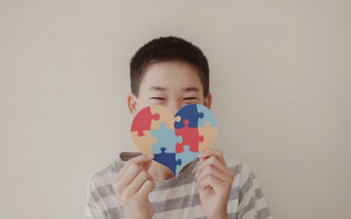 Estudo brasileiro que aponta conexão inédita entre Síndrome de Ehlers-Danlos e traços de autismo em pessoas predispostas, oferecendo novas perspectivas para diagnóstico e tratamento.