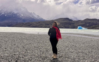 Jéssica Luanna durante sua viagem pela Patagônia Chilena, onde viveu experiências inesquecíveis entre montanhas, lagos cristalinos e o pôr do sol nas Torres del Paine.