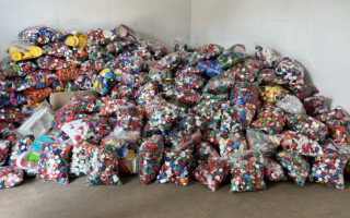 Cerca de 264 kg de tampinhas plásticas arrecadadas, totalizando aproximadamente 130 mil unidades foram doadas pelo Naturatins ao HA