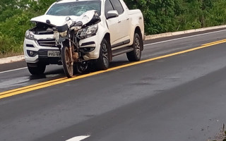 A batida foi tão forte que a moto ficou completamente presa na parte frontal da caminhonete