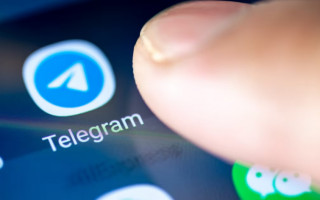 O formato de canais e grupos de notícias ganhou força justamente por unir agilidade, privacidade e liberdade editorial. 