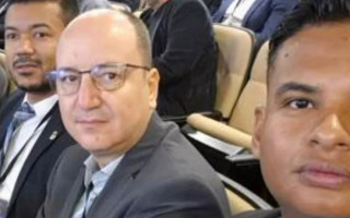 A partir da esq., Thomas Jefferson, Alan Rickson e William: grande proximidade e suspeita de monitoramento a Laurez 