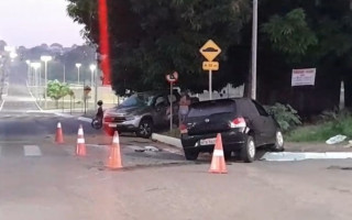 Acidente ocorreu por volta das 4h da madrugada. 