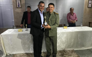 Tenente Coronel João Márcio Costa Miranda recebe troféu 