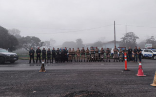 Mais de 25 policiais civis e militares participaram da ação 