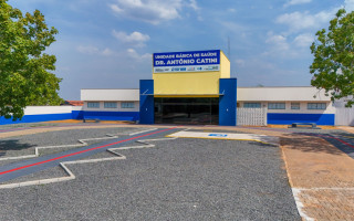 A nova UBS conta com 6 consultórios para atendimento médico, consultório odontológico, sala de procedimentos, além da sala destinada à equipe do Consultório na Rua