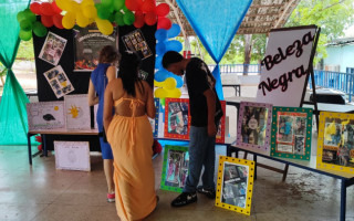 Momento de interação na Tenda Literária da Escola Estadual Espírita André Luiz, que nesta edição celebrou a cultura afro-brasileira por meio de leituras, teatro e exposições.