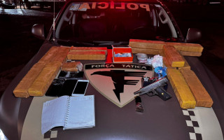 Material apreendido pela PM: 15 tabletes de maconha, mais porções da droga, uma pistola e material para embalagem. A carga foi interceptada após sair do Maranhão em um caminhão de gesso.