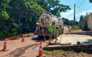 Equipe da BRK realiza manutenção na rede de esgoto com apoio de caminhão de serviço