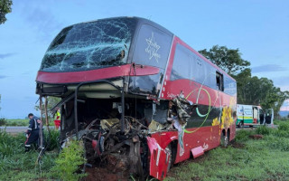 Ônibus ficou com a frente destruída 