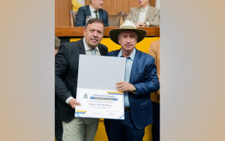 Wagner Martins Borges recebe o Título de Cidadão Tocantinense durante sessão solene na Assembleia Legislativa, ao lado de autoridades, família e representantes do agro.