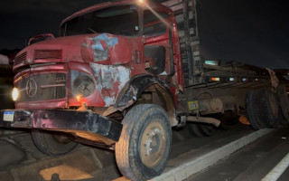 Caminhão parou no canteiro central da pista