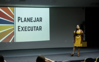Luna Moreno durante oficina sobre curadoria e produção musical, mostrando caminhos para a profissionalização na cena local.