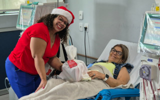 Paciente da Fundação Pró-Rim recebem carinho e esperança com a campanha Natal Solidário, que leva panetones e atenção à rotina da hemodiálise.