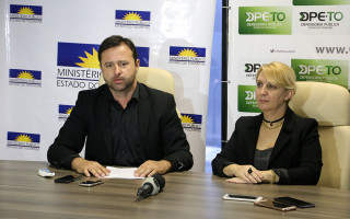 Defensor  Arthur Pádua e promotora Maria Roseli, durante coletiva de imprensa sobre ação conjunta na Justiça