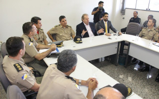 Carlesse em reunião com militares