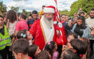 Toda a extensão do Parque Cimba recebeu estruturas iluminadas de Natal, que transformaram o parque em uma verdadeira vila natalina.