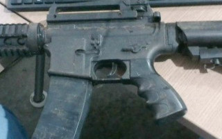 Simulacro de arma de fogo foi apreendido com o suspeito 
