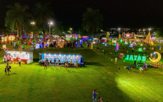 A Vila de Natal ficará montada no Parque Cimba até o dia 10 de janeiro de 2026, funcionando todos os dias, das 18h às 23h