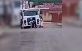 O policial militar foi filmado agredindo um idoso de 62 anos na cidade no último domingo. 