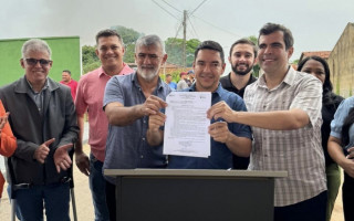 Acompanhado também do deputado federal Ricardo Ayres e do secretário da Indústria, Comércio e Serviços do Tocantins (Sics), Milton Neris.