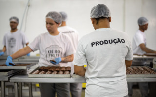 Indicador atingiu 48,2 pontos em dezembro, o melhor desempenho de 2025 e mostra aproximação da zona de confiança.