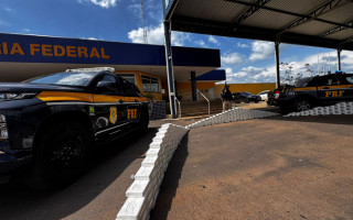 Tabletes de droga escondidos em meio ao milho foram localizados.