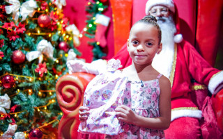 Quem visitou o Papai Noel no último dia 23, além das fotos marcantes, também recebeu um presente especial