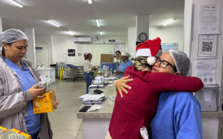 A alegria da técnica Lucimaura ao receber o mimo natalino.