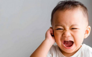 Em crianças menores pode ser um pouco mais difícil identificar a otite, já que elas não conseguem falar que sentem dor crédito