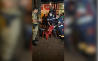 Motociclista de 34 anos recebe atendimento após ser baleado durante tentativa de assalto no setor Brasil, em Araguaína.