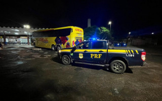 No veículo estavam 51 passageiros, entre adultos e crianças, além de um condutor principal, um condutor auxiliar e um guia.