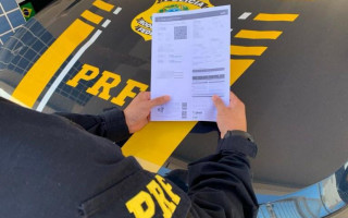 A condutora do veículo informou ainda que os documentos apresentados eram falsos e que o passageiro era seu filho, de 25 anos.