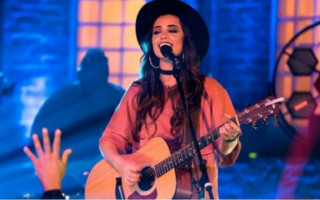 A cantora Isadora Pompeo, uma das principais vozes da música gospel jovem, confirmada para se apresentar na terça-feira (17) no Capital da Fé 2025, em Palmas.