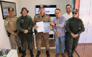 Comandante da PM e representantes da Energisa durante a apresentação do projeto que deve economizar R$ 30 mil anuais na conta de luz da unidade.