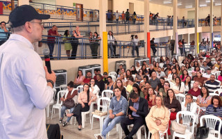 O psicólogo e escritor Rossandro Klinjey falou sobre o poder transformador da escola