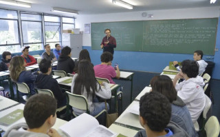 O piso salarial é o valor mínimo que professores devem ganhar no Brasil. 
