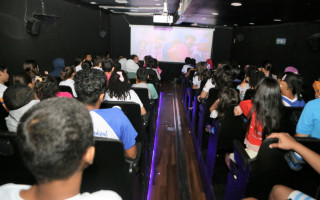 Durante a Sessão Azul, o ambiente da sala de exibição deverá seguir regras específicas para reduzir estímulos sensoriais, como a iluminação em meia-luz, volume de som reduzido e ausência de trailers e comerciais