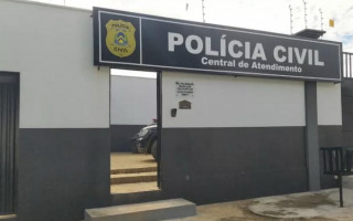 O homem foi autuado em flagrante pelos crimes de injúria majorada, ameaça majorada e subtração de incapaz. 